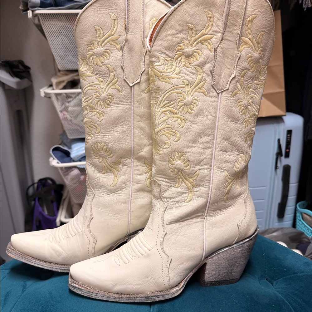 Chic Cream Embroidered Cowgirl Boots